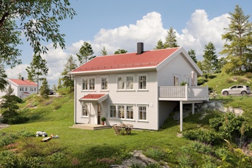 Klassisk hvitmalt hus med rødt tak på skrå tomt. Huset Marsmorgen har stor terrasse med utgang fra hovedplan. Grønn og frodig hage i sommervær.