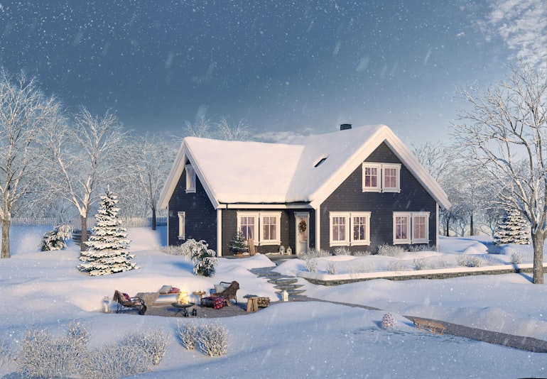 Ferdighuset Desemberfryd, et sortmalt vinkelhus på to plan med hvite detaljer. Vinter og snø, og uteplass med ild i bålpanne gir julestemning.