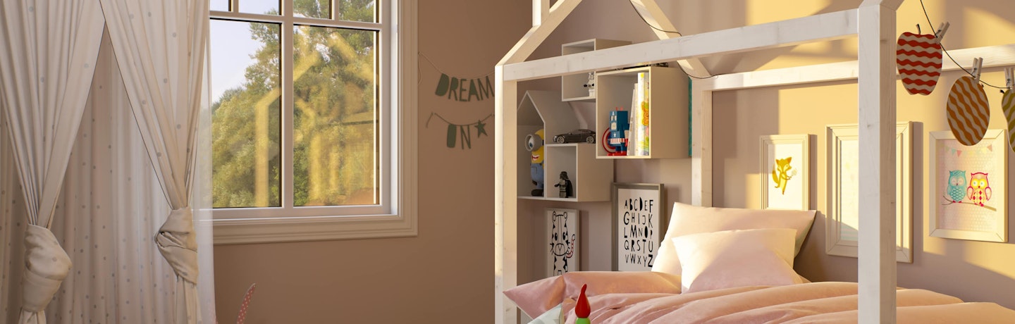 Barnerom malt i rosa med seng formet som et hus, leker og liten lesekrok under en sengehimmel. Husmodell Augustdag.