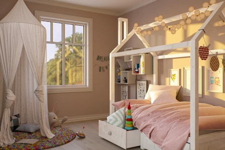 Barnerom malt i rosa med seng formet som et hus, leker og liten lesekrok under en sengehimmel. Husmodell Augustdag.