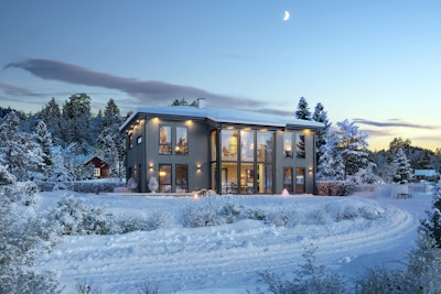 Huset Farisi stemningsfullt illustrert i blåtimen. Det er snø på bakken og i trærne og månen er på himmelen. Gjennom store vinduer ser man inn i boligen.