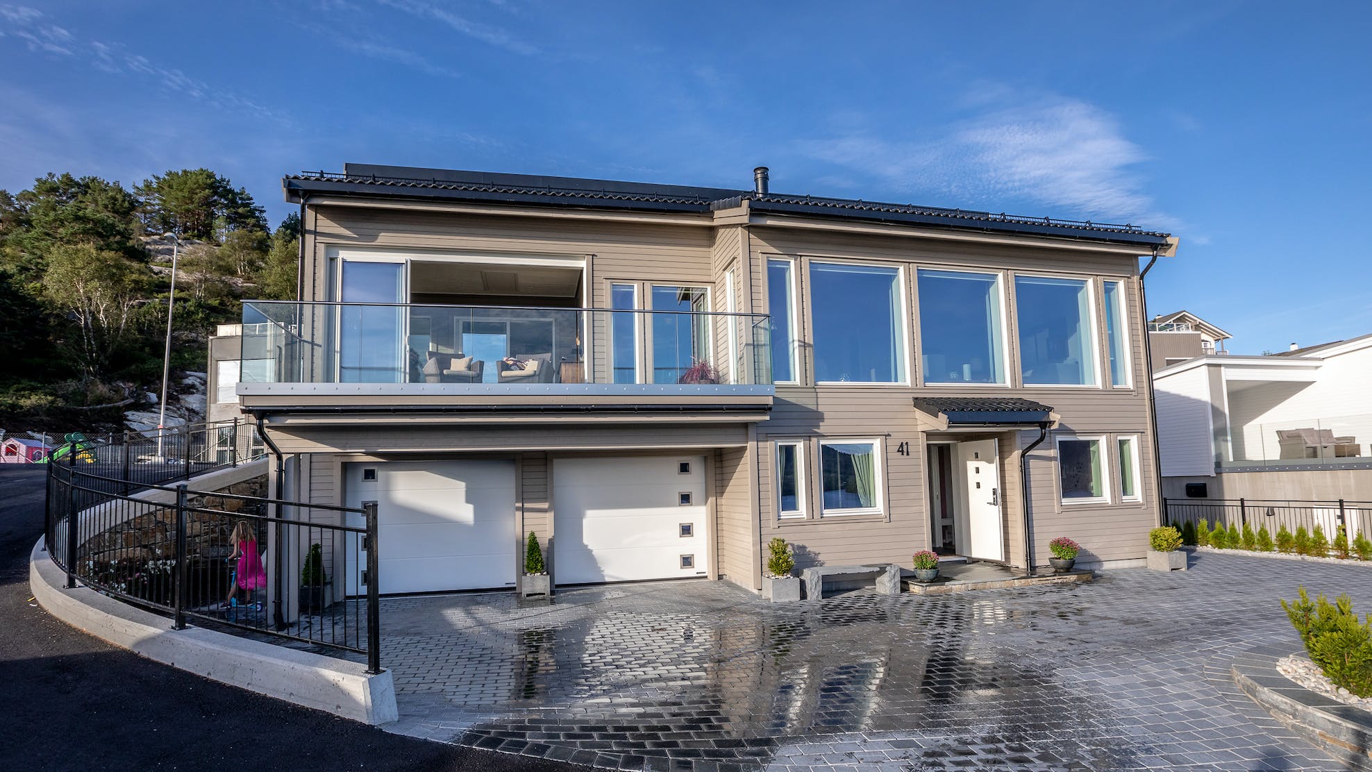 Drømmehus på en tomt som kun er 354 kvm stor. Huset er bygd i Alversund utenfor Bergen.