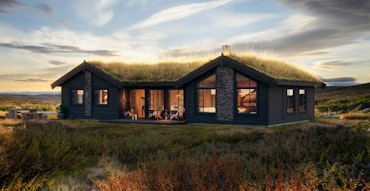Himmelhø 1 er en praktfull hytte som her presenteres på en flat tomt i fjell-landskap. Det er kveldsstemning på illustrasjonen og det lyser varmt ut av vinduene i hytta. Det