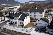 Se hvordan denne familien valgte å bygge hus på egen tomt. Her ser vi det nye huset i front og det gamle huset bak.