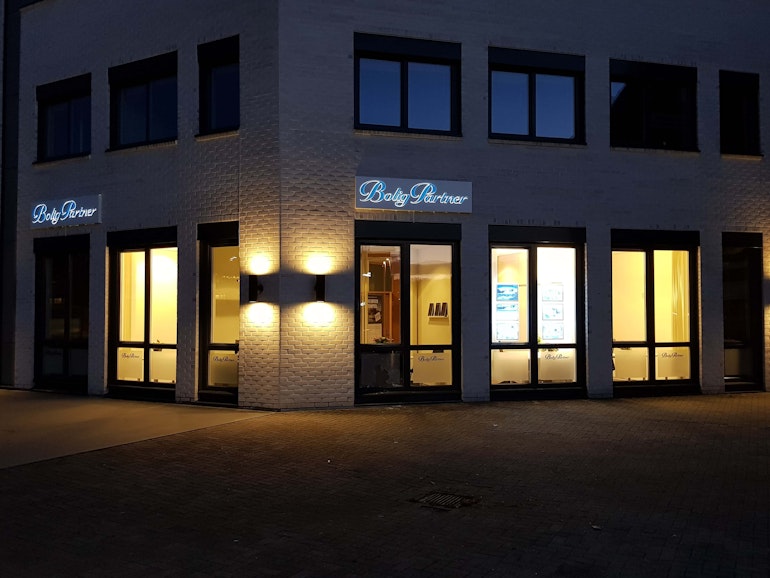 Kveldsfoto av BoligPartner sitt salgskontor i Kongsvinger. Kontoret ligger i Storgata 26, midt i sentrum.