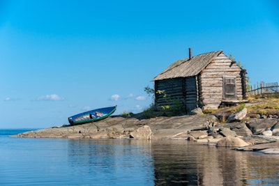Når du skal bygge hytte ved sjøen, kan løsningen være å rive en eldre hytte for deretter å erstatte denne med en ny hytte fra BoligPartner.