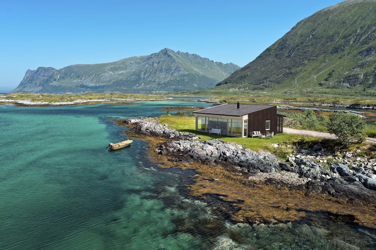 Hytte ved sjøen eller hytte på fjellet - Foris Unum modellen passer fint begge steder og illustreres her plassert nede ved vannet.