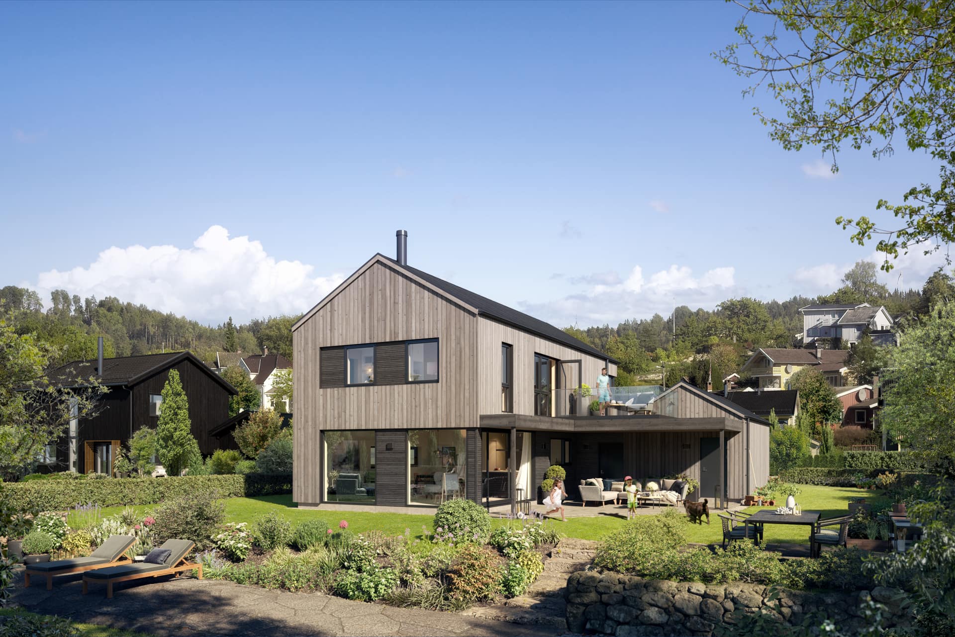 Eksteriør av den moderne husmodellen Troia her med brun fasade og sorte detaljer i sommermiljø med barn som leker i hagen.