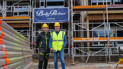 Byggeleder Kai Morten Stømner (t.v.) og boligkonsulent Lars Atle Nymoen kjenner på stoltheten hver gang et nytt hjem bygges.