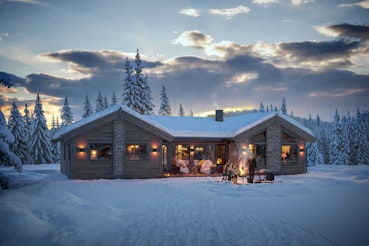 Himmelhø 1 i kveldstemning om vinteren. Det er fyr i bålpanna og det lyser varmt og fint ut av vinduene i hytta.