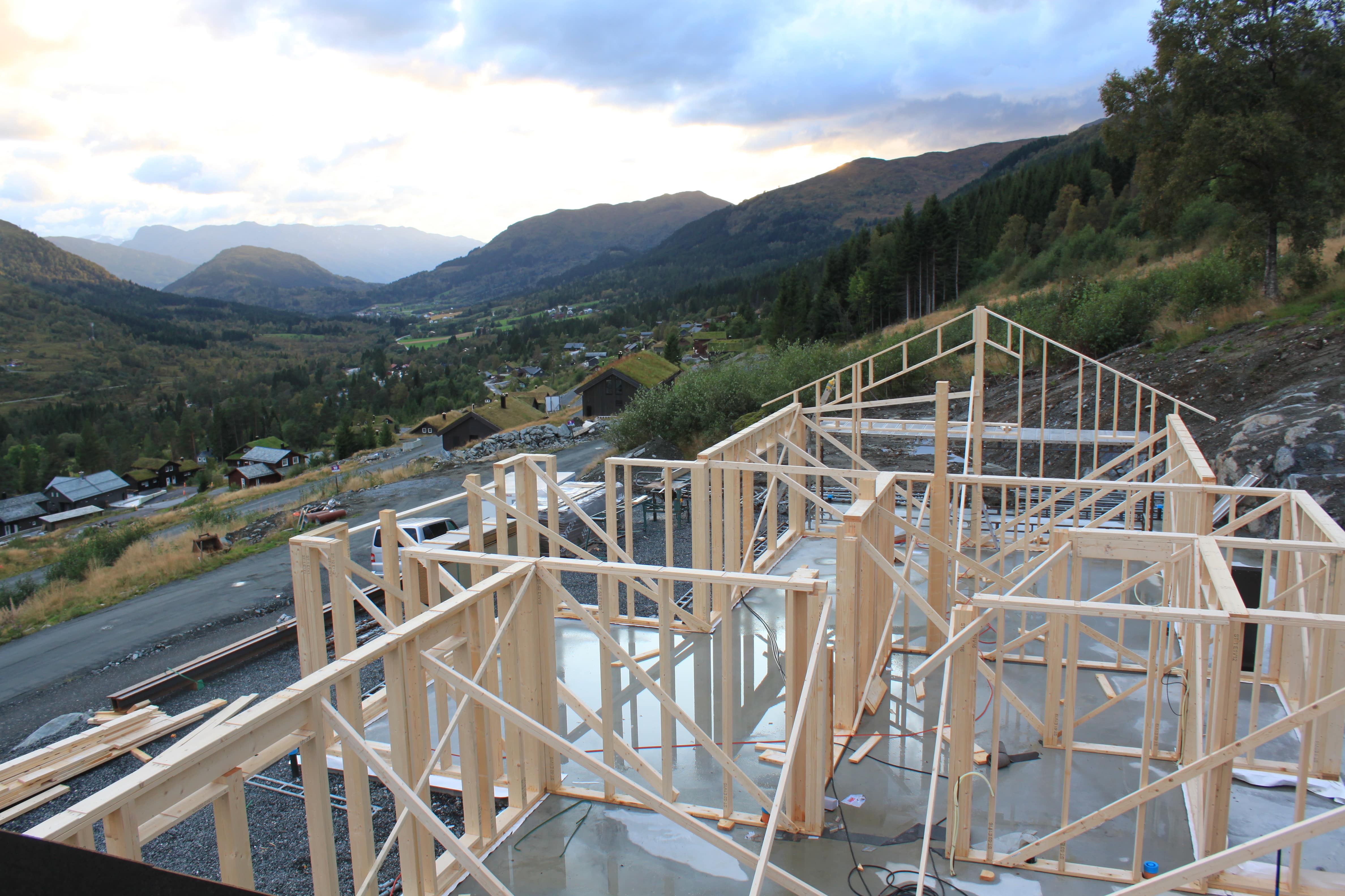 Tre et er klimasmart byggemateriale. Her ser vi foto av ei hytta som er under bygging.