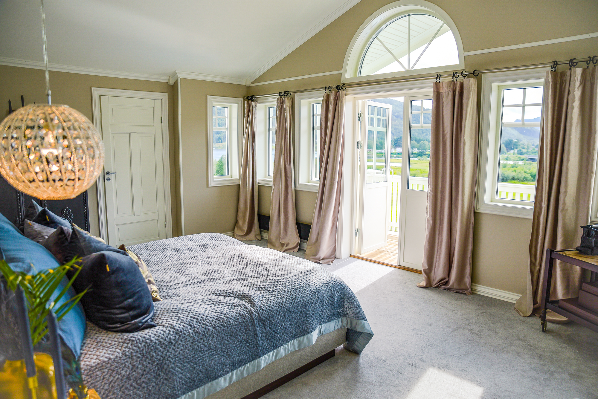 Halvrundt vindu sett fra innsiden i et av våre kunders herskapelige hjem.