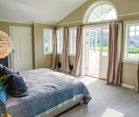 Halvrundt vindu sett fra innsiden i et av våre kunders herskapelige hjem.