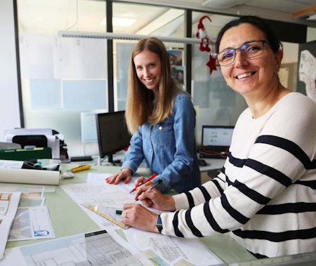 Ana Ferreira (t.h.) og Guri Antonsen (t.v.) jobber i arkitekturavdelingen til BoligPartner