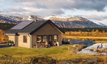 Ro 50 er en liten hytte på 50 kvm. Dette er en av våre små hytter som passer fint både på fjellet og nede ved vannet.