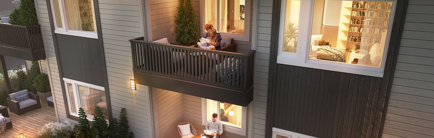 Kveldsstemning fra to leiligheter i firemannsboligen Fern hvor mennesker sitter på terrasse og veranda og leser.