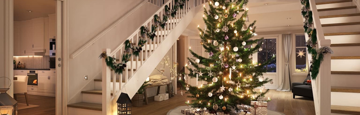 Den herskapelige husmodellen Holmgaard pyntet til jul med juletre mellom to trapper som går opp til 2.etasje.