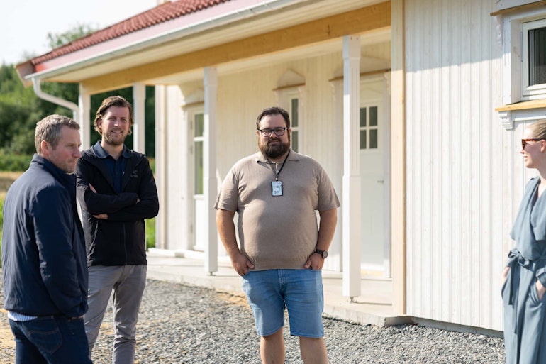 Byggeleder Anders Lundby (midten) utenfor nok en ny Raumarheim. Til venstre står Kjetil Landsverk (kunde), Even Nesset (tidligere boligkonsulent) og Hanne Hammerstad Karlsen (kunde)