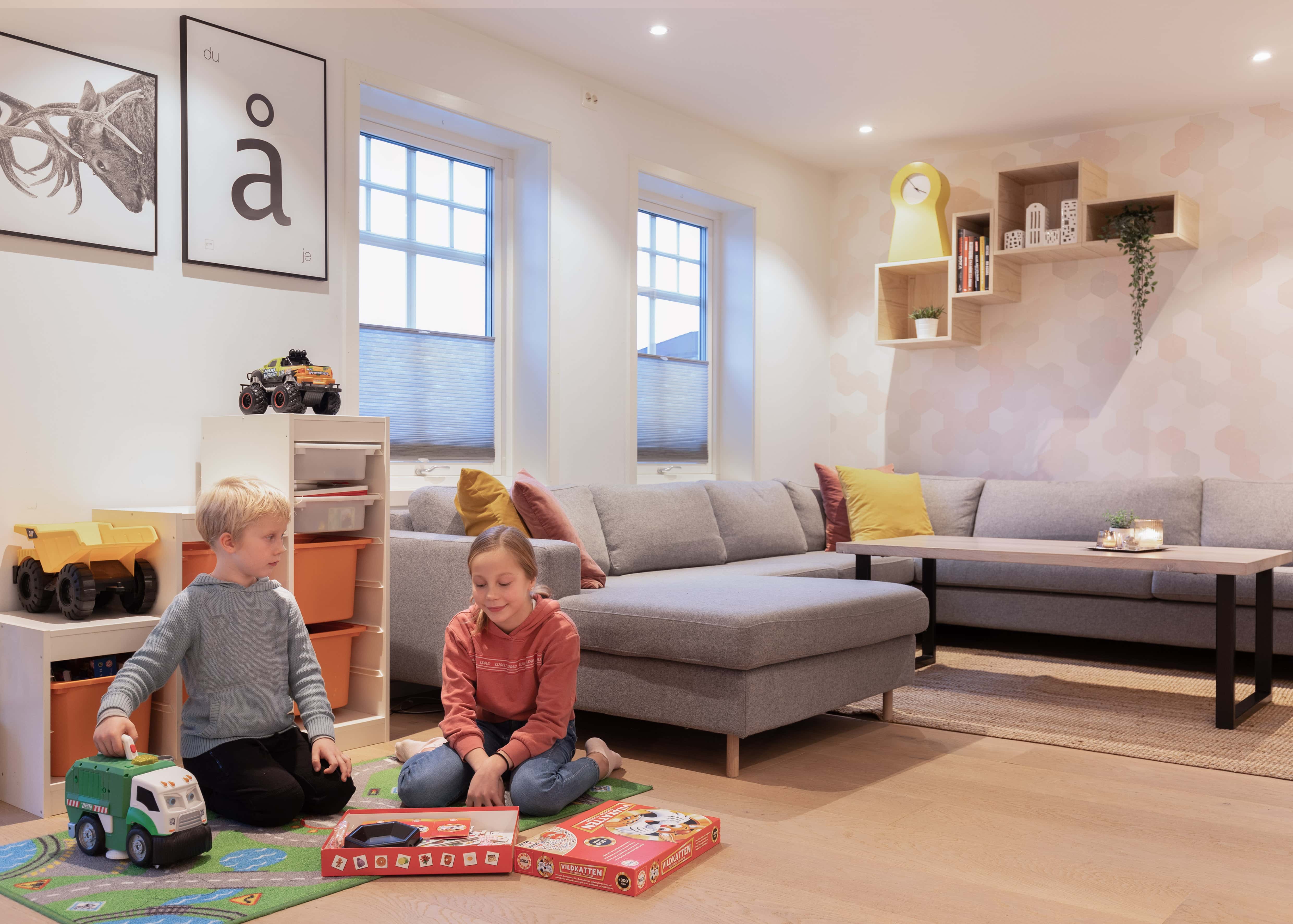 Lunt hjem i nytt trehus hvor det er fint &aring; leke p&aring; gulvet.