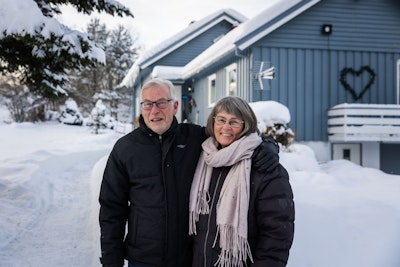 Arild Karstensen og Randi Furuheim utenfor huset de har bodd i over 30 år.