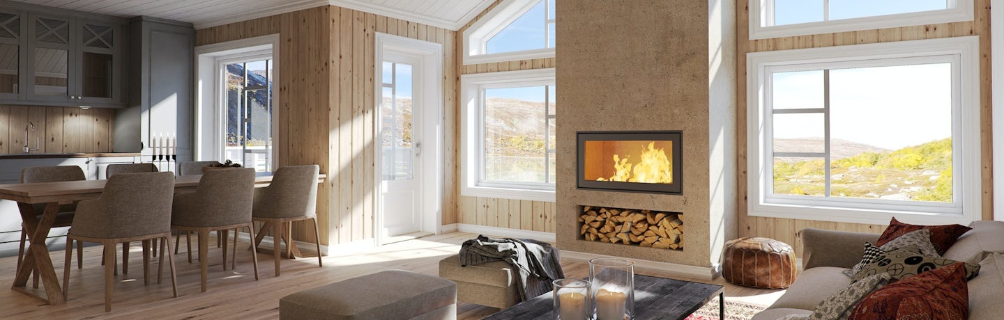 Bratthø er sokkelhytte med store vinduer som slipper inn mye lys i det flotte kjøkken- og stueområdet.