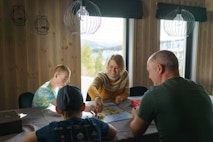 Familien Berget koser seg ofte med brettspill når de er i sin nybygde fritidsbolig.