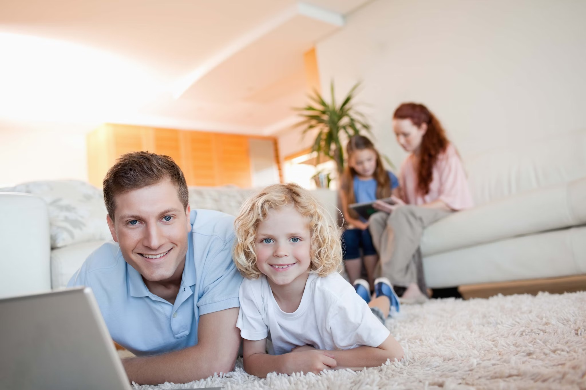 barn på gulv med far.jpg