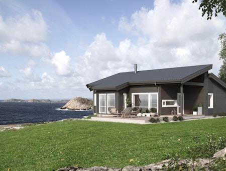 Moderne grått og hvitt ettplans lite og kompakt hus på stor og fint tomt mot havet. Overbygd og koselig inngangsparti. Huset har også koselig uteplass hvor du kan nyte havutsikten.