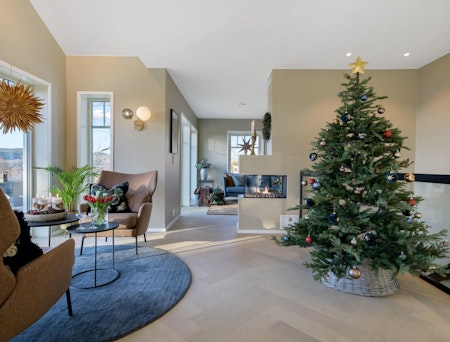 Moderne julepyntet nytt hus med juletre, julestjerne og adventsstake.
