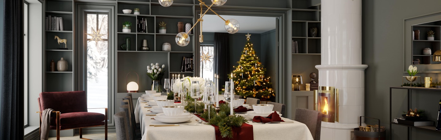 Julepyntet spisebord i en herskapelig spisestue malt i mørk grått med en hvit kakkelovn og stort juletreet som skinner i bakgrunnen. Julestemning i herskapelige husmodell Constantine.